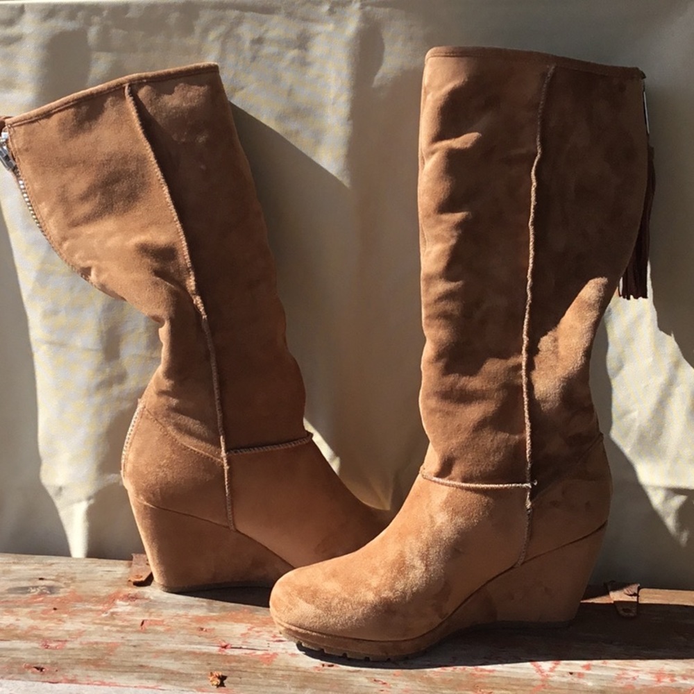 NWOT faux suede heeled boots, so cute! Size 9